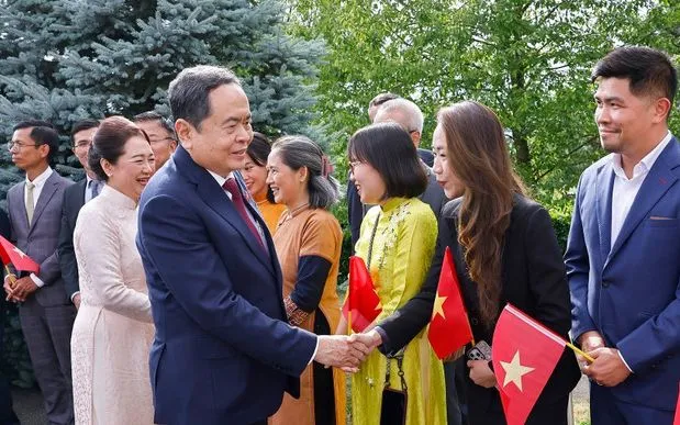 Chủ tịch Quốc hội gặp gỡ, trao đổi với cộng đồng người Việt Nam tại Thụy Sĩ